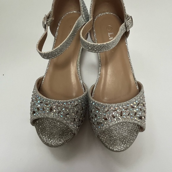 Fantastic 92-K Girl’s Rhinestone Cutout Buckle Ankle Strap Chunk Heels size 12 - Picture 2 of 11
